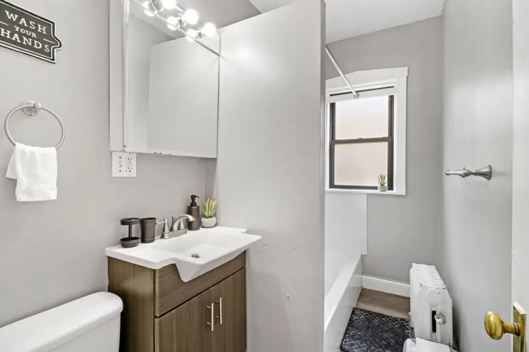 3BR Sunny and Spacious Apt in Lakeview
