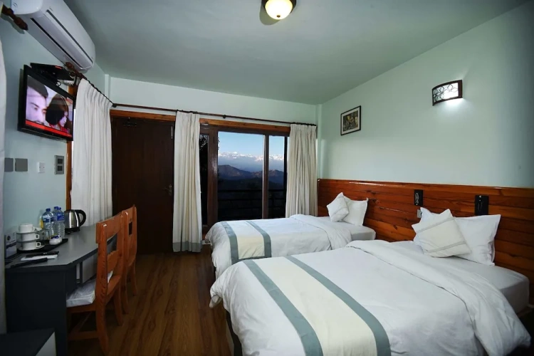 Standard Quadruple Family room with balcony and with mountain view
