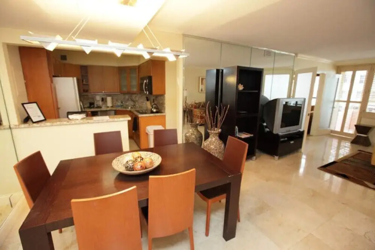 Alexander 1208 - 2 Br Apts
