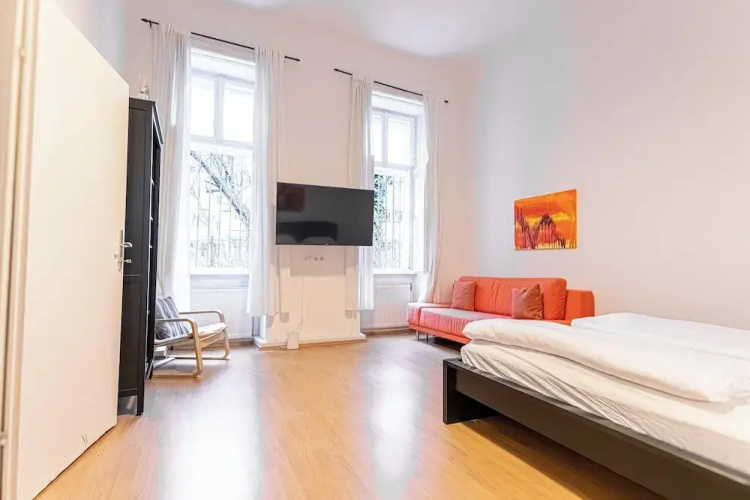 Cozy 2BR Apt With Great Connectivity