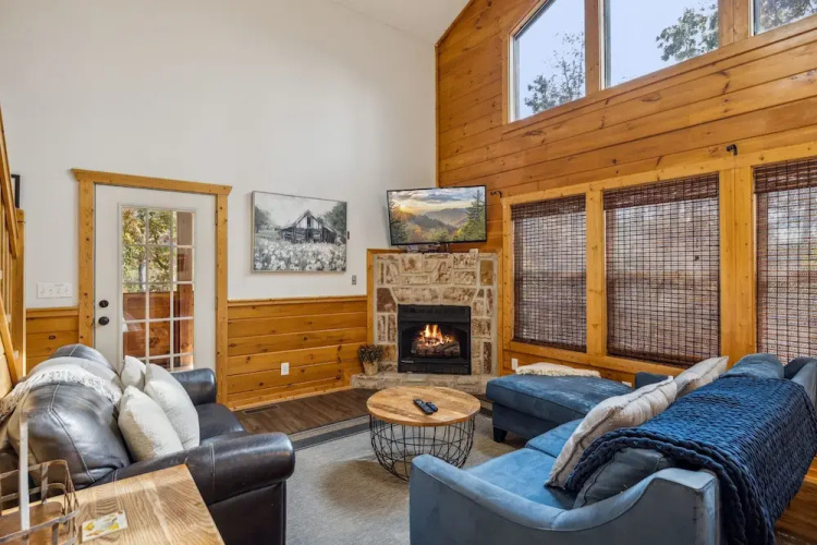 Blue Hawk Hideaway 3 Bedroom Cabin by RedAwning