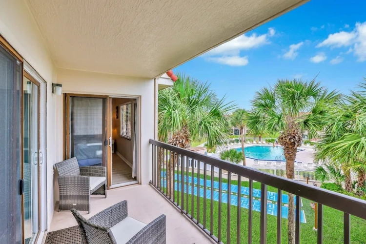 Standard Club room with pool view