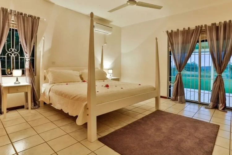 4 Bedrooms Villa
