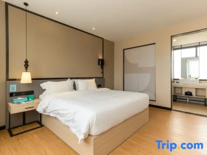 Deluxe Double Suite with street view