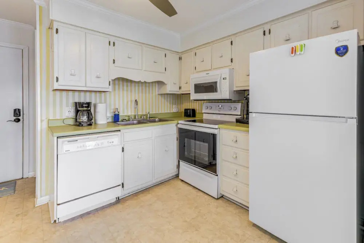 Steps to Sand! Condo w/ 2 Pools in Atlantic Beach