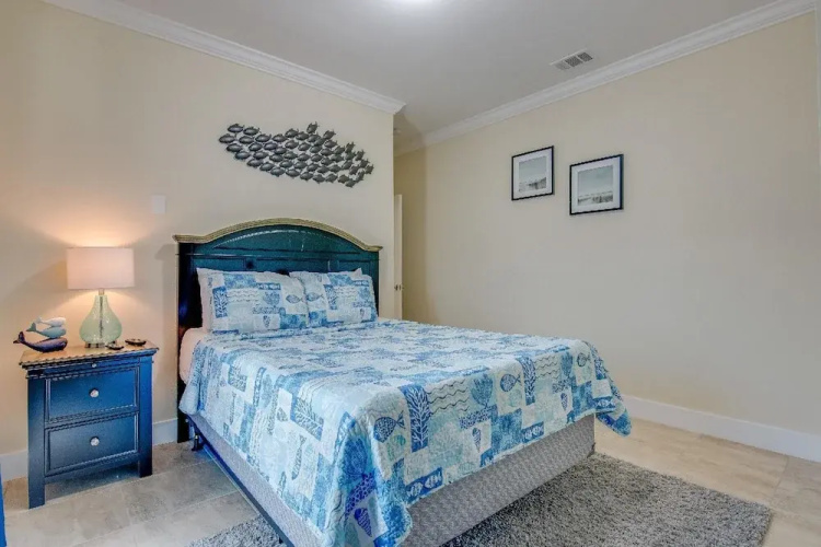 2 Beautiful 4 Bed 3 Bath Pool Home w Free Dock