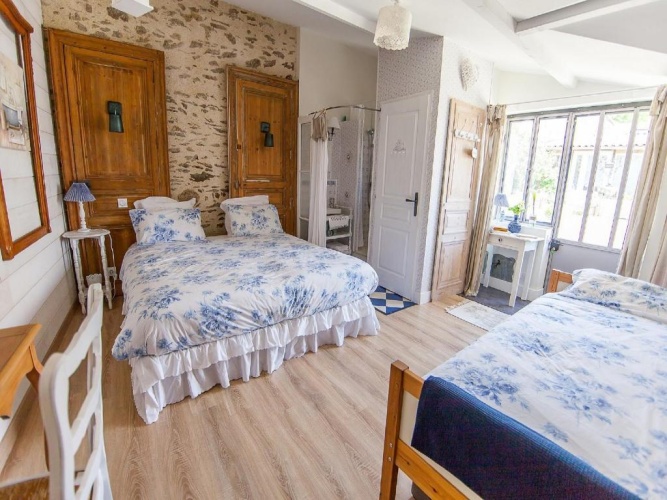 Standard Triple room