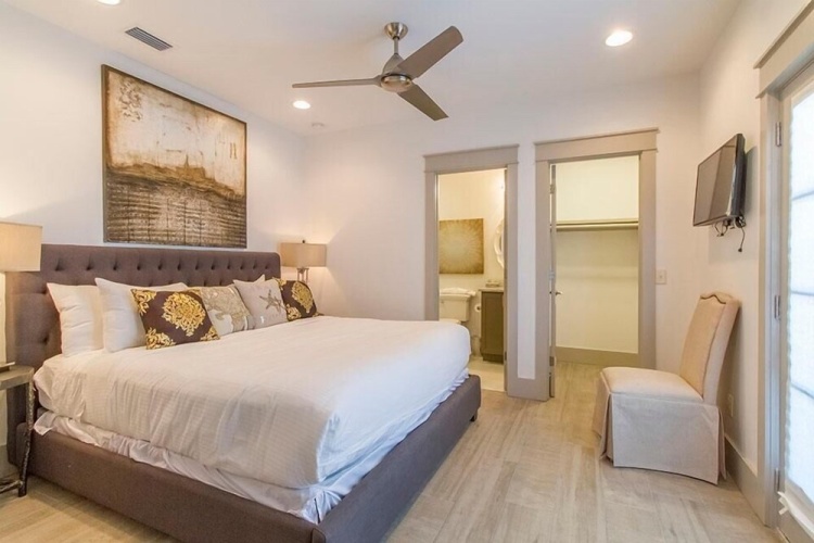 6 Bedrooms Cottage beachfront