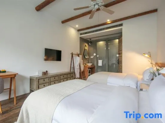 Standard Twin room with mountain view