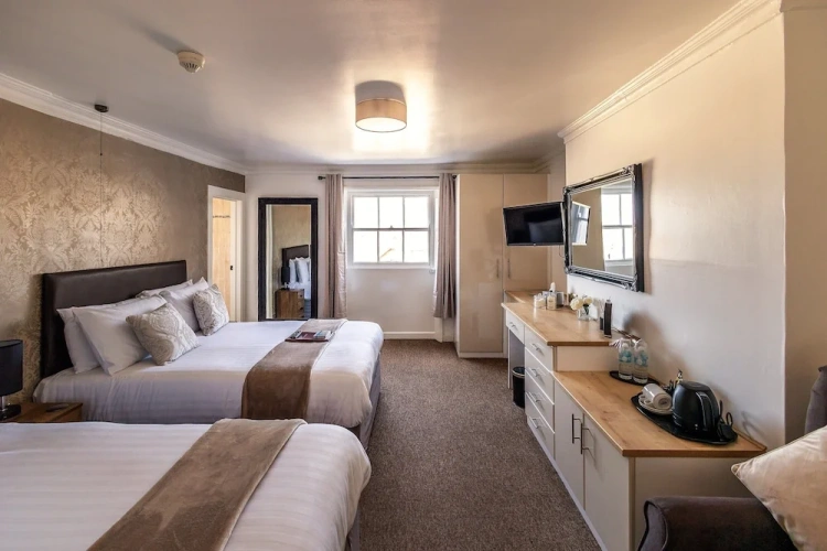 Standard Quadruple room with garden view