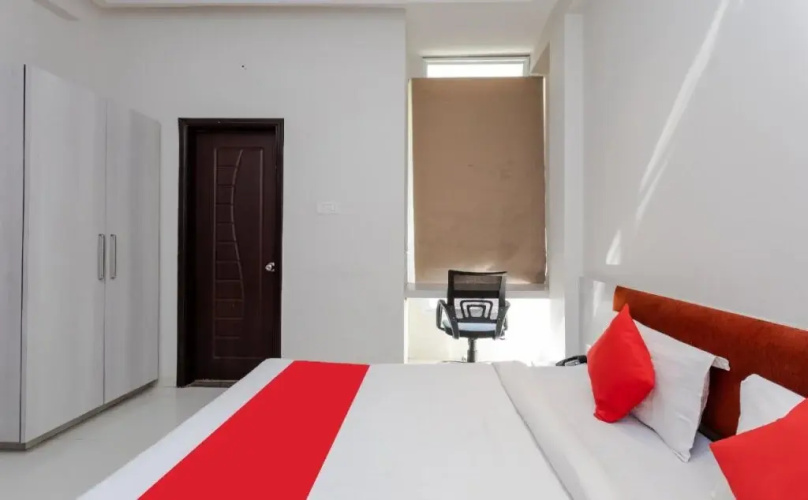 OYO 18692 Jmc Star Inn