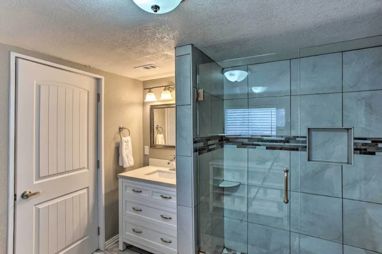 Walk to At&t Stadium: Arlington Home w/ Yard!