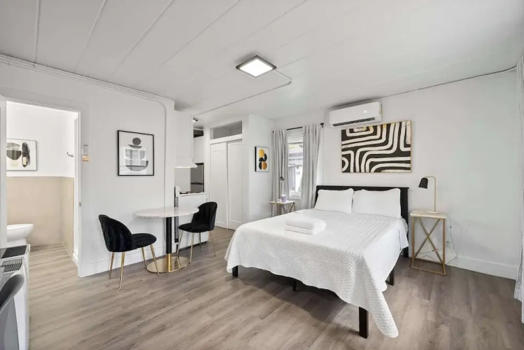 Chic City Retreat 97 Sleeps 2!