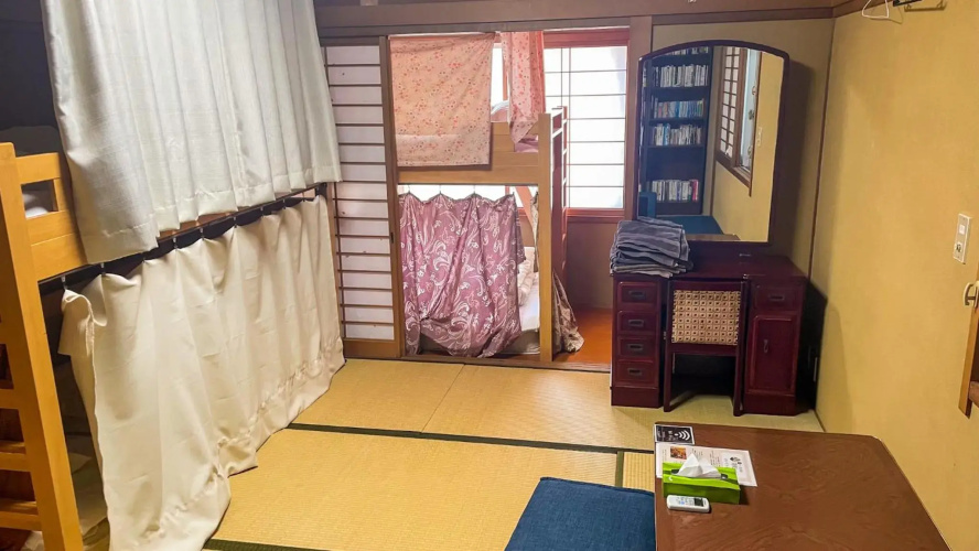泊まれる図書館 寄処 -yosuga-
