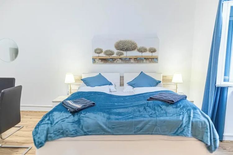 Elegant 2BR Apt Steps from Westbahnhof