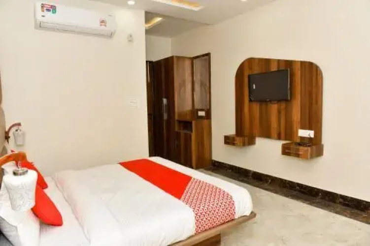Hotel Crown Inn By OYO