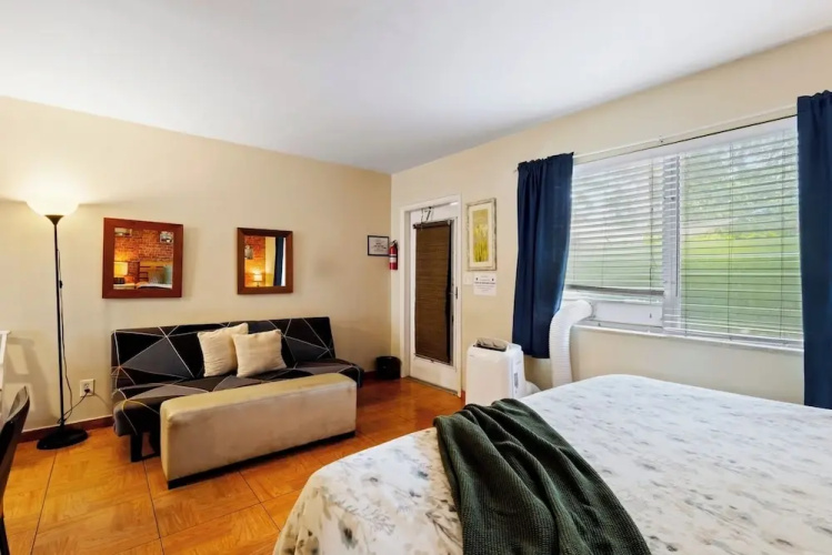 Pet Friendly Stylish Studio in Hollywood