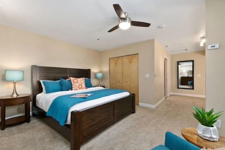 Royal Perch - Loft With King Suite + Vaulted Ceilings