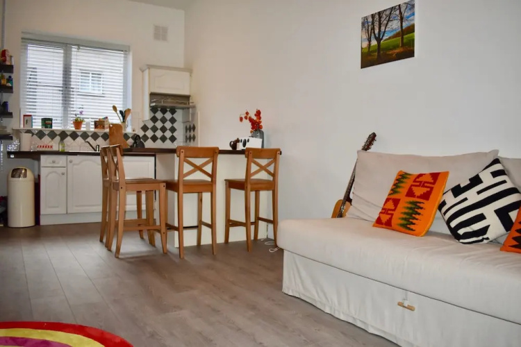Central 1 Bedroom Apartment With Lively Decor