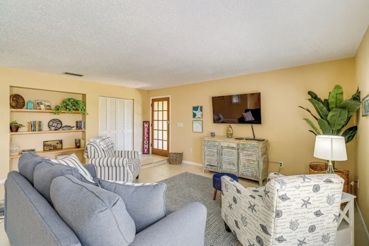 1 Mi to Dtwn Stuart: Bright Home w/ Pool & Spa!