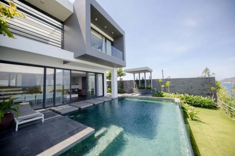 4 Bedrooms Classic Villa beachfront
