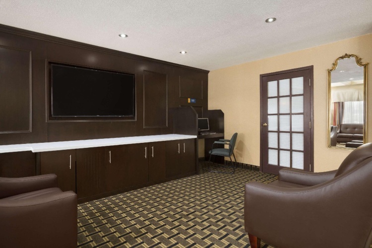 Days Inn By Wyndham Woodstock photo 18