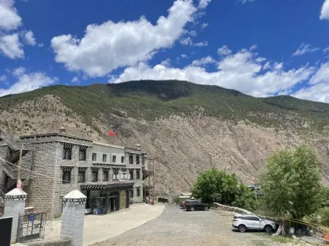 Daocheng Jingyang Hotel