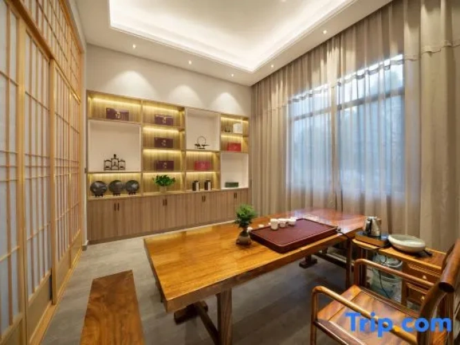 6 Bedrooms Villa