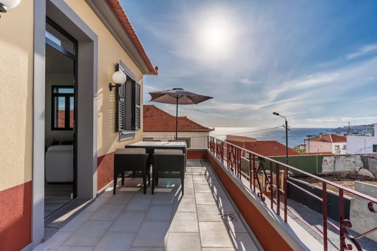 2 Bedrooms Apartment with balcony and with sea view