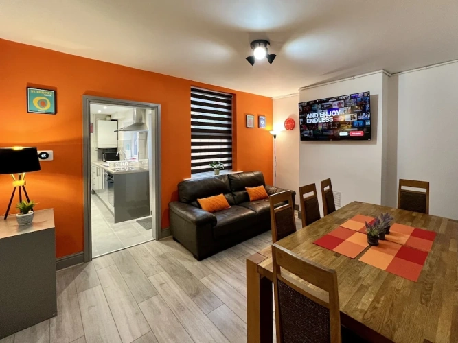 5 Bedrooms Cottage