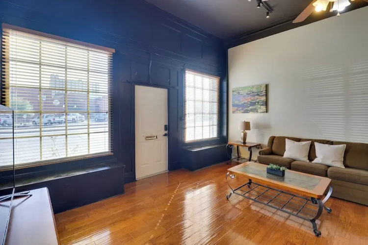 Steps to Restaurants & Shops! Dtwn Marshall Apt