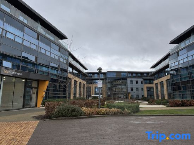 Modern 1 Bed Apt Near Ascot- with parking