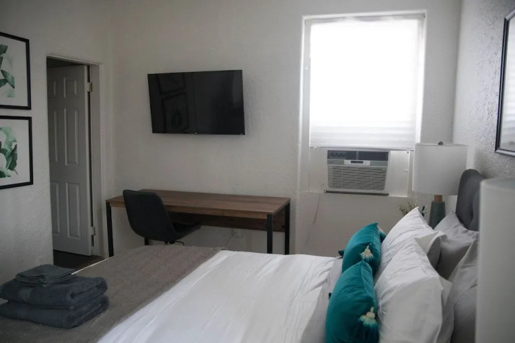 Charming Studio in Beverly Boulevard! Sleeps 2!