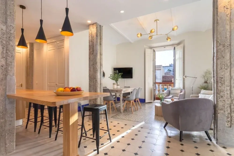4 Bedrooms Apartment with balcony