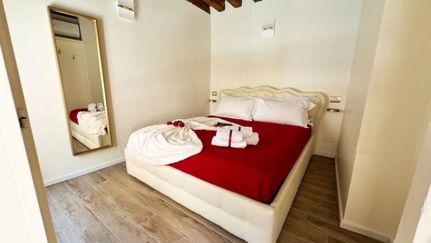 Graceful Venice Barnaba Suite by Ca-sa Check