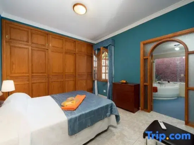 4 Bedrooms Villa