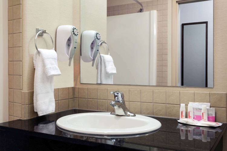 Ramada By Wyndham Weyburn photo 9