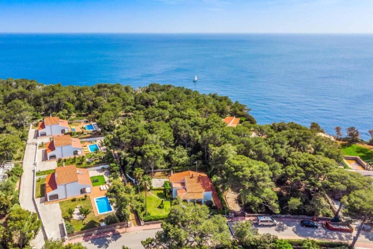 4 Bedrooms Villa
