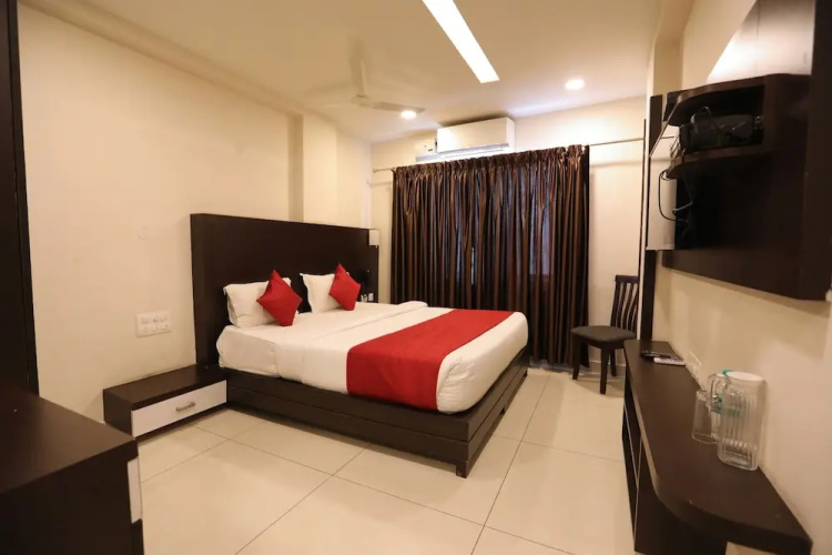 OYO 15909 The Traders Hotel