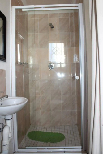 J and E Cyaara Guest House
