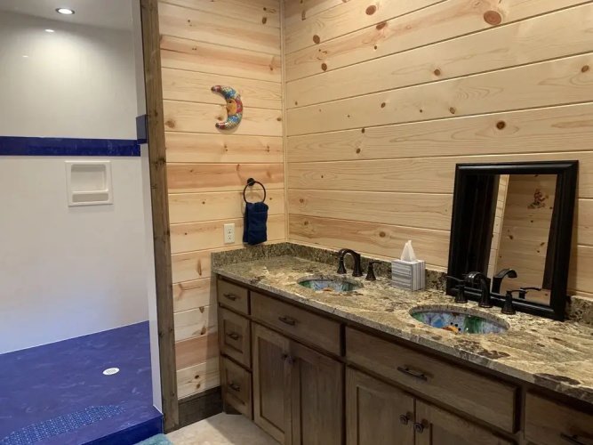 Standing Bear Studio Cabin With Hot Tub on the Deck by Redawning