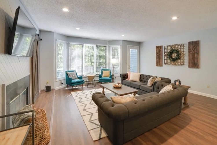 4 Bedrooms Apartment