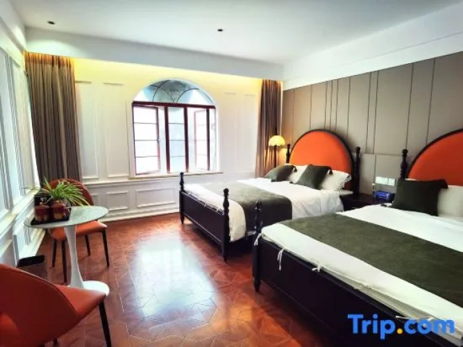 Standard Twin room with lake view