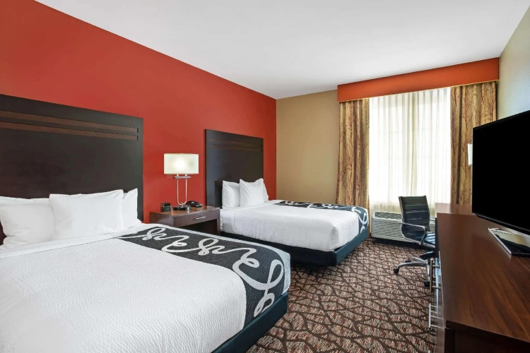 Standard Quadruple room with golf view