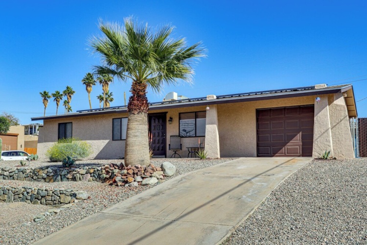 Desert Oasis w/ Hot Tub! 6 Mi to Lake Havasu