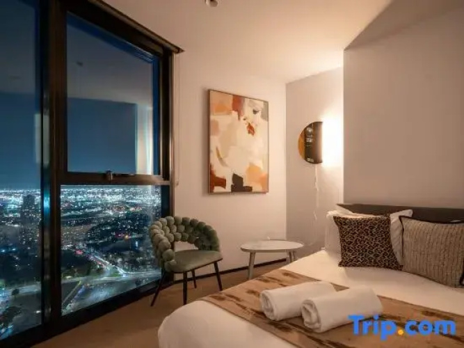 High-Rise CBD Apt L50 | Luxe City Views + Parking