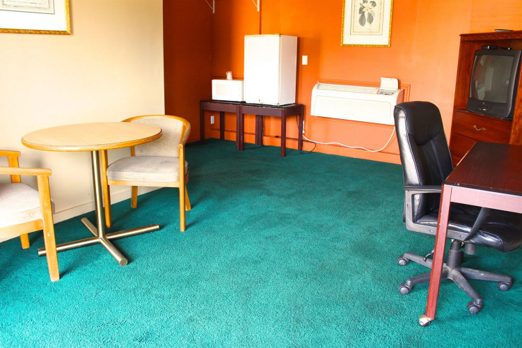 Hometowne Inn & Suites