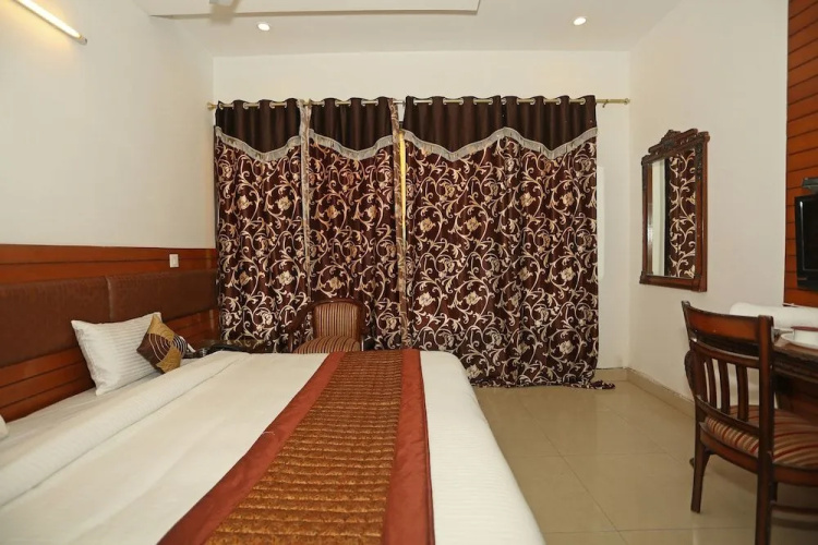 OYO 8337 DLF Phase 4