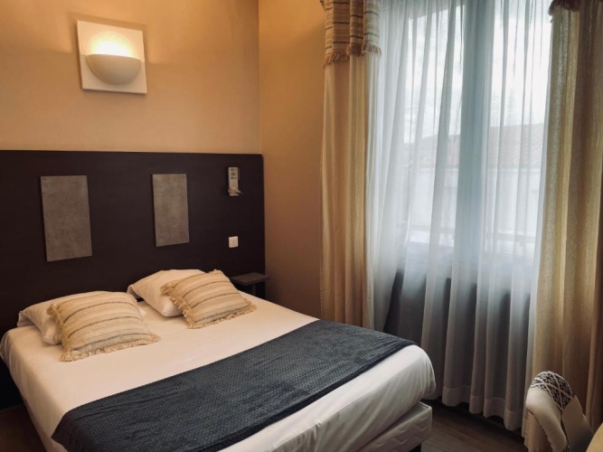 Standard Double room with partial sea view