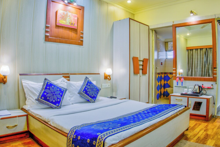 Hotel Thakur Galaxy, Sadar Market